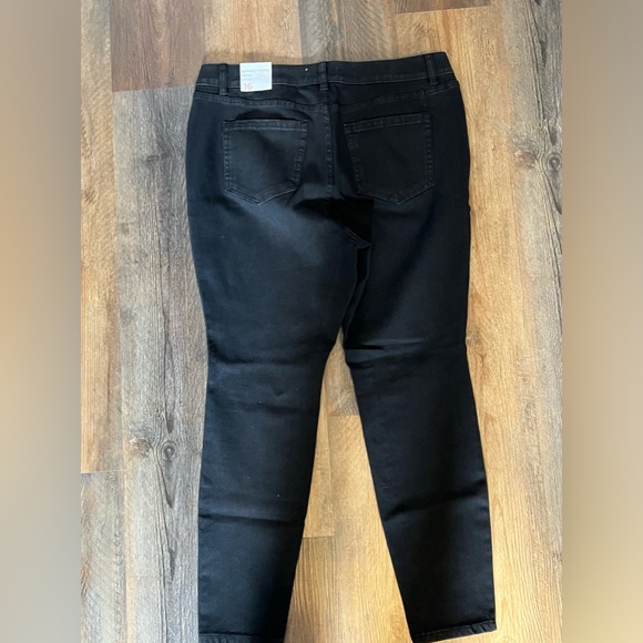 Lane Bryant High Rise Skinny jean, size 16 in Black. - Picture 2 of 7